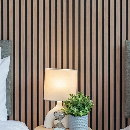 Comfort & Style In Salford - Sleeps 8 *