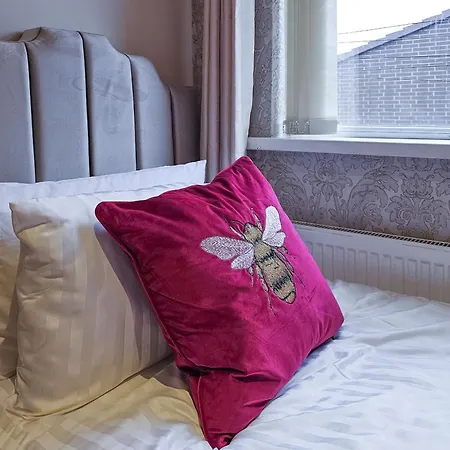 Massive And Stylish 5 Bed House - Sleeps 13 - Free Parking Casa vacanze *