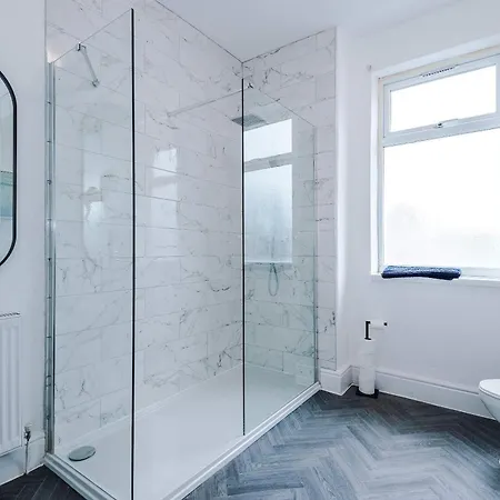 Spacious 3 Bed In By 53 Degrees Property, Perfect For Group Stays, Sleeps 8 With Free Parking! *