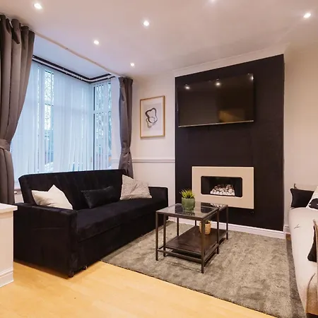 Modern 3 Bedroom House In Salford, Sleeps 6, 16 Minutes From Centre, Free Parking And Wi-fi, Weekly & Monthly Stays, Great Rates Available At Peachy 맨체스터