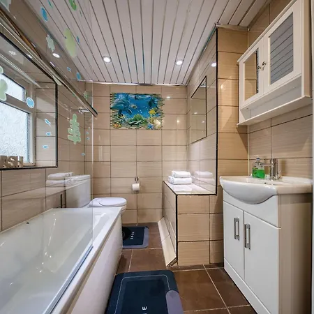 3 Bedrooms Sleeps 7 Free Parking *