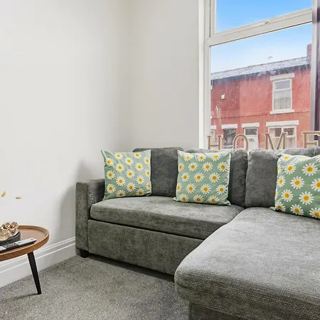 Manchester 2 Bedroom 5 Beds House 10 Minutes Away From City Centre And Hospitals On Street Parking ,Great For Long Term Stays Contractors And Hospital Workers Holiday home *