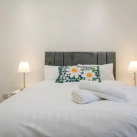 4 Bedroom Serviced House Ideal For Business & Long Term With Free Parking * Manchester