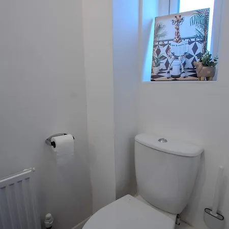 Dom wakacyjny Modern 2-bed House In Swinton - Private Parking Manchester