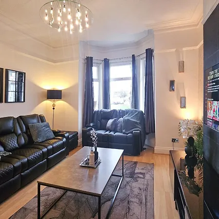 Massive And Stylish 5 Bed House - Sleeps 13 - Free Parking Manchester