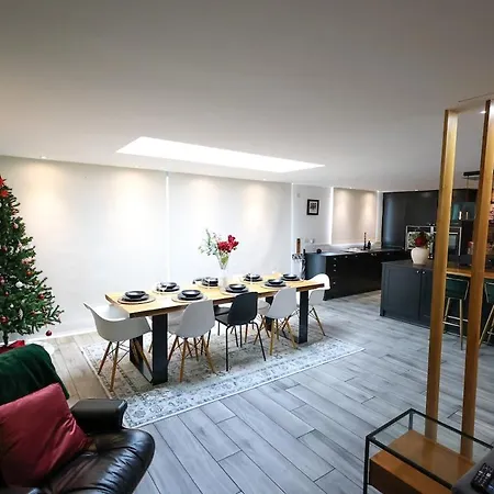 Holiday home Stunning Family With Hot Tub In Worsley