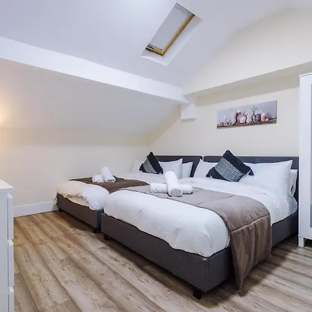 Sleeps 13, Free Parking, Near Etihad & C0-0p Live, 4br بيت للعطل مانشستر