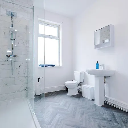 Spacious 3 Bed In By 53 Degrees Property, Perfect For Group Stays, Sleeps 8 With Free Parking!