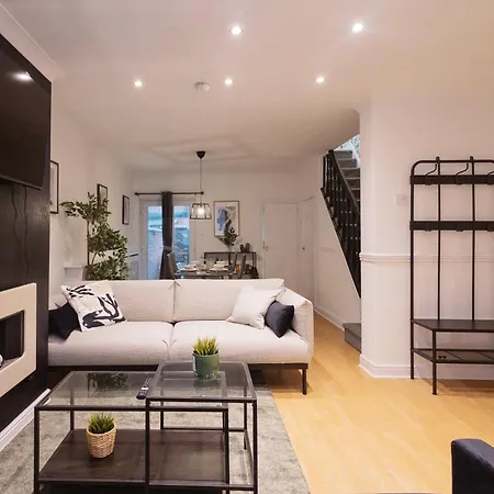 Modern 3 Bedroom House In Salford, Sleeps 6, 16 Minutes From Centre, Free Parking And Wi-fi, Weekly & Monthly Stays, Great Rates Available At Peachy * 맨체스터