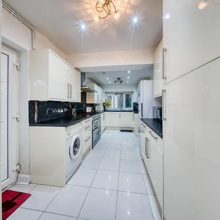 3 Bedrooms Sleeps 7 Free Parking בית נופש *