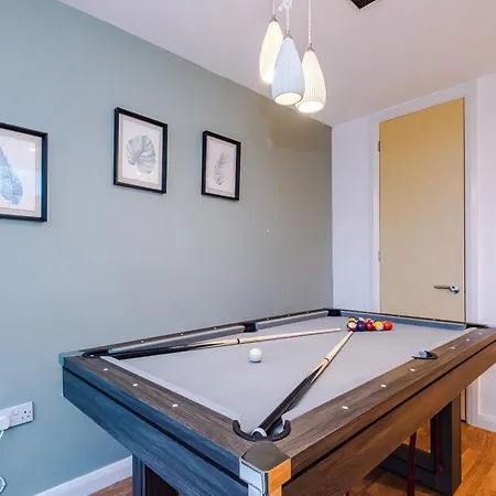 Stylish House In With Pool Table Mánchester
