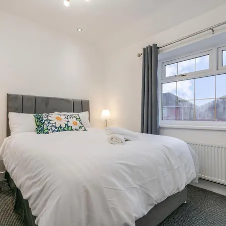 4 Bedroom Serviced House Ideal For Business & Long Term With Free Parking *