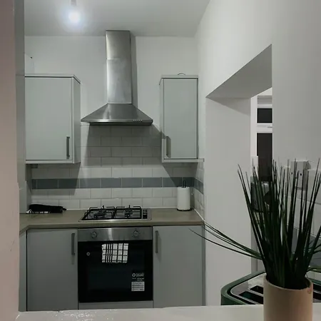 Holiday home Modern 3-br On Edge Of Center With Free Parking *