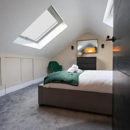 Holiday home Stunning Family With Hot Tub In Worsley Manchester