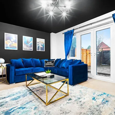 Stylish 4 Bed House With Garden - Sleeps 9 - Salford - Free Parking - Smart Tvs In Every Bedroom - Free Netflix & Ultra Fast Wifi - 6 Min To Centre, Close To Trafford Centre, Etihad Stadium, Arena, Clubs & * Mánchester