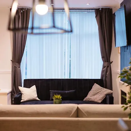 펜션 Modern 3 Bedroom House In Salford, Sleeps 6, 16 Minutes From Centre, Free Parking And Wi-fi, Weekly & Monthly Stays, Great Rates Available At Peachy 맨체스터