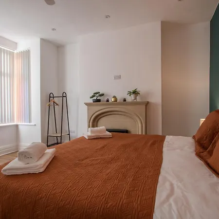 Modern & Spacious 4-bedroom Home, Family & Contractor Friendly, בית נופש *