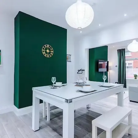 Holiday home Modern 2-bed House Near Centre - Sleeps 6 Manchester