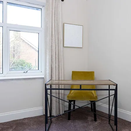 Detached House In Prestwich Sleeps 10 With Parking Hébergement de vacances Manchester