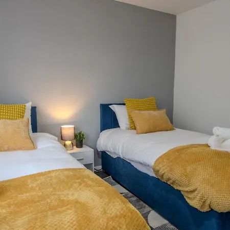 Stylish 3br In Swinton - Free Parking Manchester