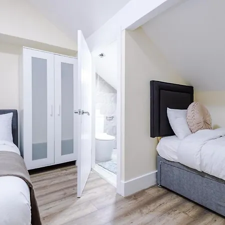 Sleeps 13, Free Parking, Near Etihad & C0-0p Live, 4br بيت للعطل مانشستر