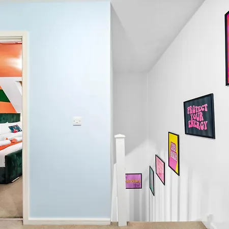 Stylish 4 Bed House With Garden - 4 Doubles Beds & 1 Single Bed - Sleeps 9 - Salford - Free Parking - Smart Tvs In Every Bedroom - Free Netflix - 6 Min To Centre, Close To Trafford Centre, Etihad Stadium, Arena, Clubs & Mor *