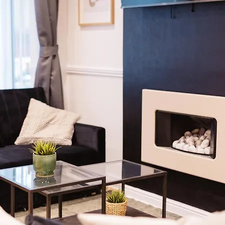 Modern 3 Bedroom House In Salford, Sleeps 6, 16 Minutes From Centre, Free Parking And Wi-fi, Weekly & Monthly Stays, Great Rates Available At Peachy 펜션