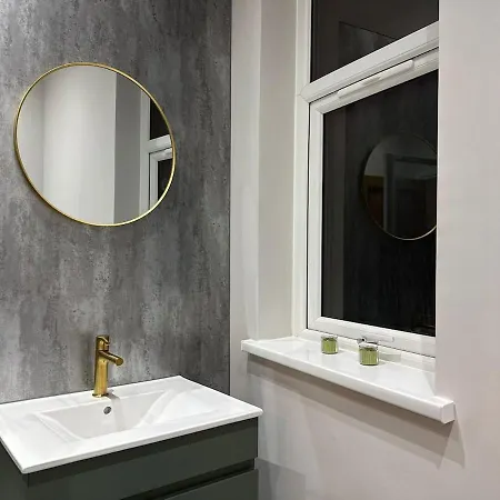 Large Luxury 4 Bedroom With Parking * Manchester