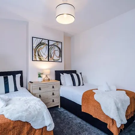 Spacious 4Br Home - Walk To Metrolink - Free Parking - Sleeps 8 *