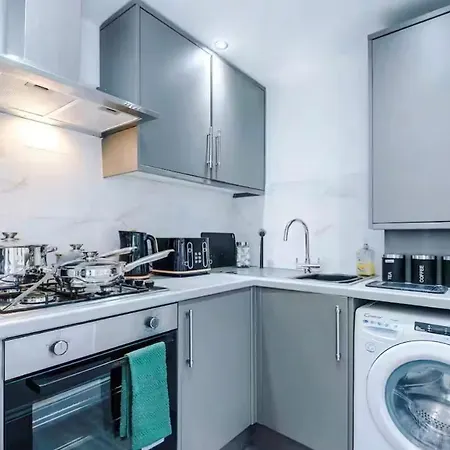 Modern 2-bed House Near Centre - Sleeps 6 *