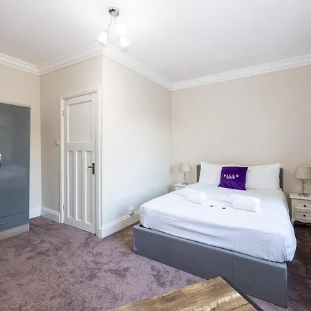 Detached House In Prestwich Sleeps 10 With Parking בית נופש מנצ'סטר