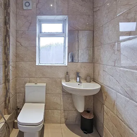 Massive And Stylish 5 Bed House - Sleeps 13 - Free Parking Manchester