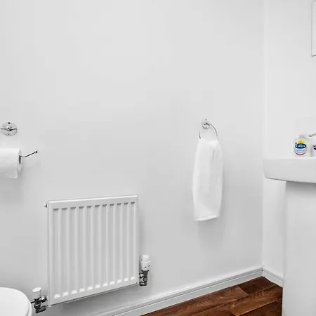 Stylish 4 Bed House With Garden - 4 Doubles Beds & 1 Single Bed - Sleeps 9 - Salford - Free Parking - Smart Tvs In Every Bedroom - Free Netflix - 6 Min To Centre, Close To Trafford Centre, Etihad Stadium, Arena, Clubs & Mor Casa vacanze Manchester