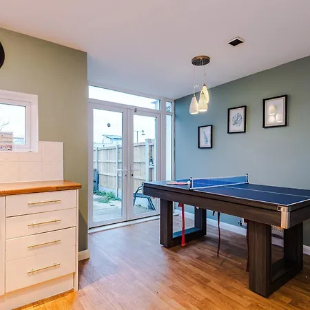 Сasa de vacaciones Stylish House In With Pool Table Mánchester