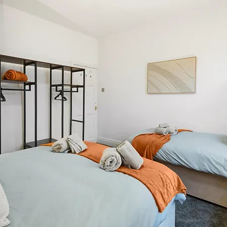 Holiday home Manchester 2 Bedroom 5 Beds House 10 Minutes Away From City Centre And Hospitals On Street Parking ,Great For Long Term Stays Contractors And Hospital Workers Manchester