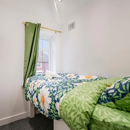 Spacious 4 Bed Ideal For Business & Long Term Stays, Free Parking Pensión Mánchester