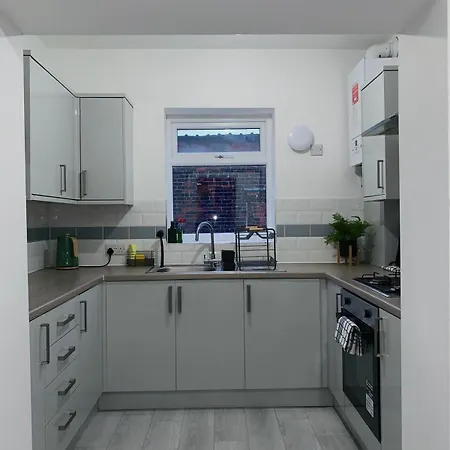 Nyaraló Modern 3-br On Edge Of Center With Free Parking Manchester