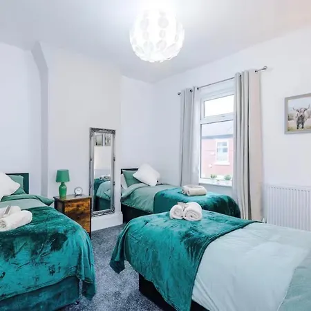 Modern 2-bed House Near Centre - Sleeps 6 Holiday home Manchester