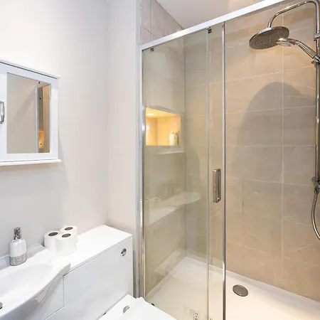 Detached House In Prestwich Sleeps 10 With Parking