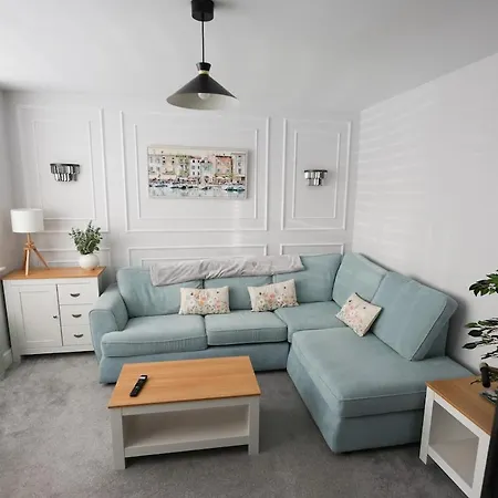 Stunning Family With Hot Tub In Worsley *