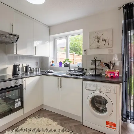 2br House Contractors Parking Wifi Manchester