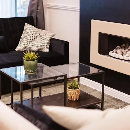 Modern 3 Bedroom House In Salford, Sleeps 6, 16 Minutes From Centre, Free Parking And Wi-fi, Weekly & Monthly Stays, Great Rates Available At Peachy 펜션 맨체스터