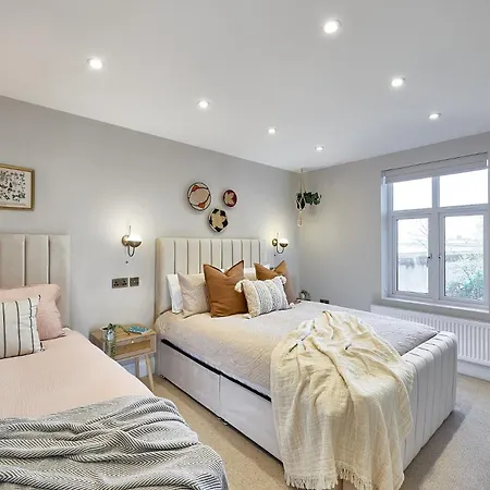 Stylish 4 Bed In Old Trafford Next To Mufc Сasa de vacaciones Mánchester