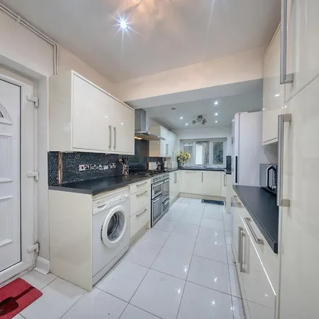 3 Bedrooms Sleeps 7 Free Parking בית נופש