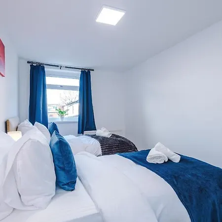 Pearl Reside - Sleeps 5, Free Parking & 5 Mins Centre *