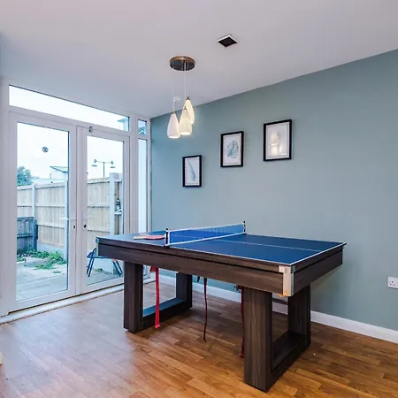Stylish House In With Pool Table Mánchester