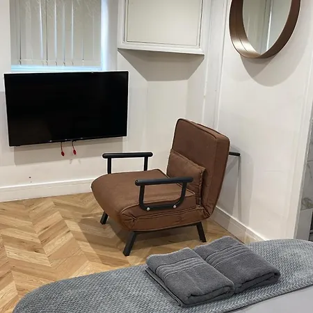 Гостевой дом Hendham - Near Etihad Stadium, Coop Live Arena, National Cycling Centre & 24 Hour Asda Манчестер