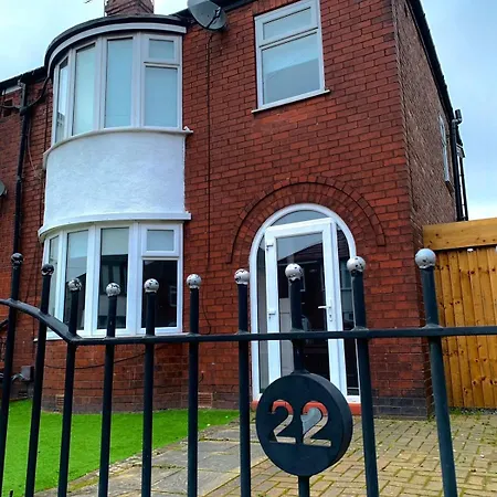 Modern 3-br On Edge Of Center With Free Parking Holiday home