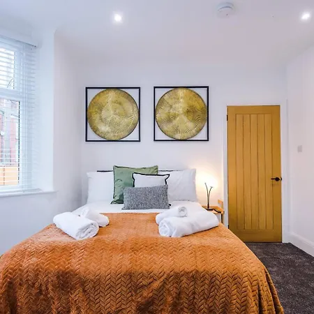 Spacious 4Br Home - Walk To Metrolink - Free Parking - Sleeps 8 *