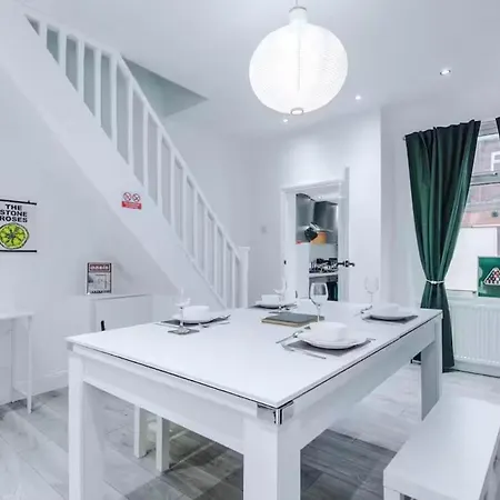 Modern 2-bed House Near Centre - Sleeps 6 *